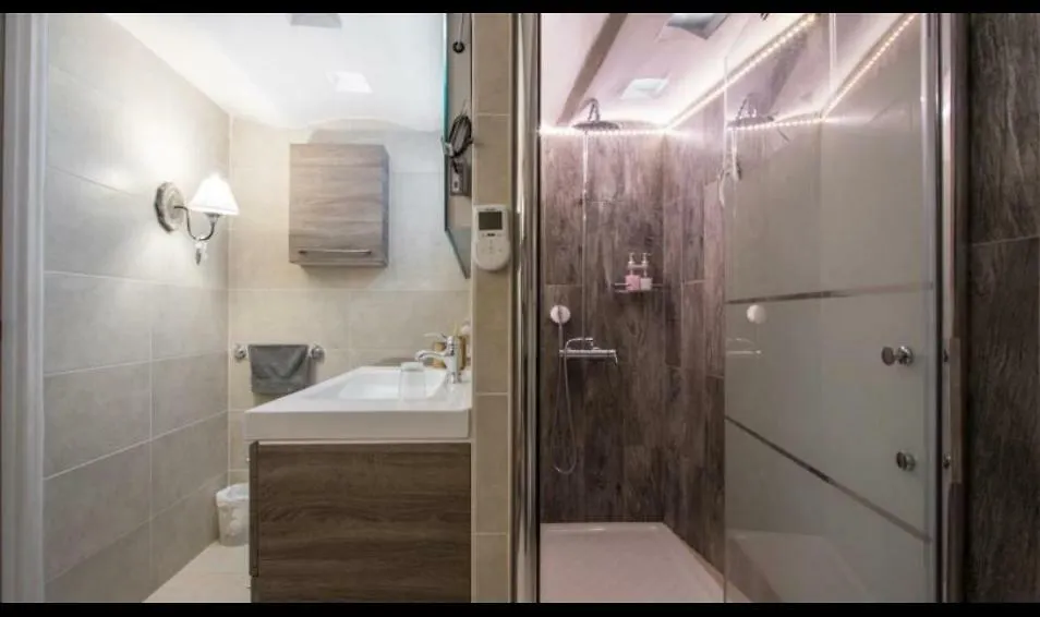 Charming Rooftop Hotel Roquebrune-Cap-Martin Guest house